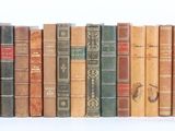 beaucoup de livres empilés les uns sur les autres sur une étagère