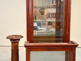 une vitrine en verre avec un bougeoir à côté