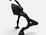 une image représentant une statue d'une femme avec des ailes sur la tête