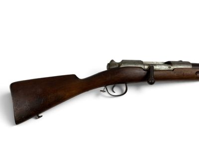 un vieux fusil avec un canon en bois et une bouche en métal