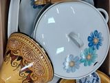 une boîte en carton contenant tout un tas d'assiettes et de tasses