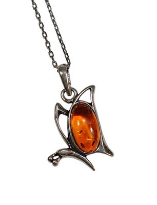 une photo d'un collier en argent orné d'une pierre orange