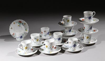 un grand nombre de tasses et de soucoupes sur une table