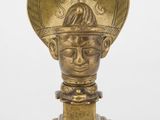 une statue en or représentant un homme coiffé d'une couronne