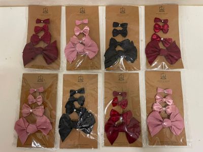 six paires de petits nœuds se trouvent dans un paquet posé sur une table
