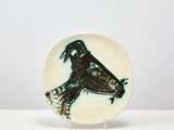 petite assiette ornée d'un oiseau, posée sur une surface blanche