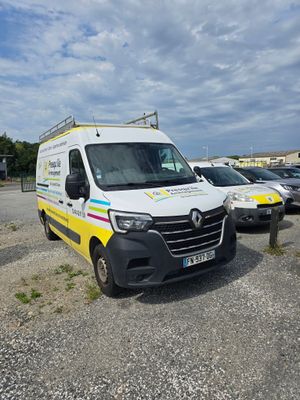 une camionnette blanche garée dans un parking