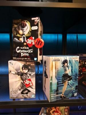 il y a beaucoup de jeux sur les rayons du magasin
