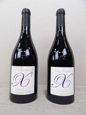 deux bouteilles de vin posées l'une à côté de l'autre sur une table