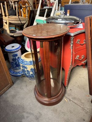 une table sur laquelle se trouve une horloge, au milieu d'une pièce