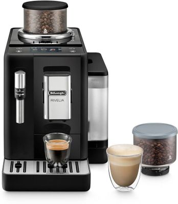 gros plan d'une machine à café avec une tasse de café