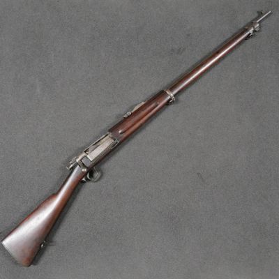 un fusil avec un canon en bois et une poignée en bois