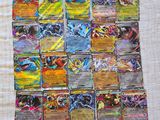 une pile de cartes pokemon posée sur une table