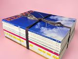 une pile de livres empilés les uns sur les autres sur une surface rose