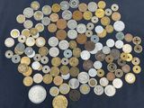 beaucoup de pièces qui sont sur la table