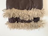 un sac en cuir marron orné d'un peu de fourrure blanche