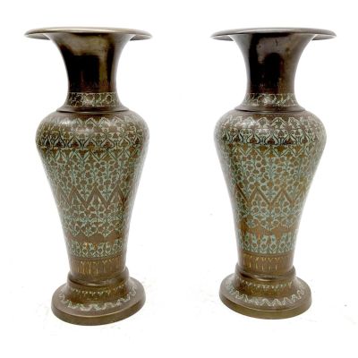 deux vases posés côte à côte sur une surface blanche