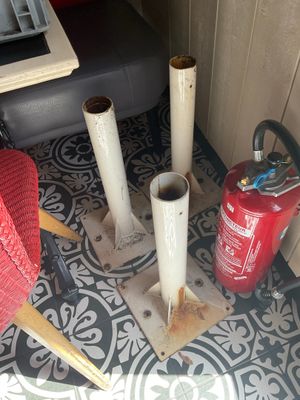 deux extincteurs et une borne d'incendie à cet étage