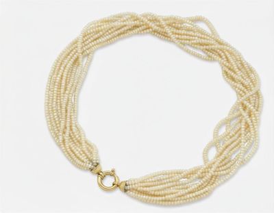 gros plan d'un collier de perles sur fond blanc