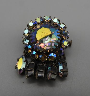 Broche Margueritte et pendeloques en strass irisés.