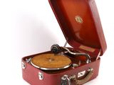 une valise rouge contenant un tourne-disque