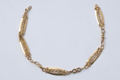 a gold bracelet with oval links and oval links