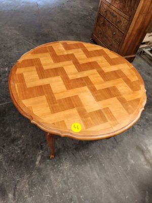 une table en bois avec un motif en damier