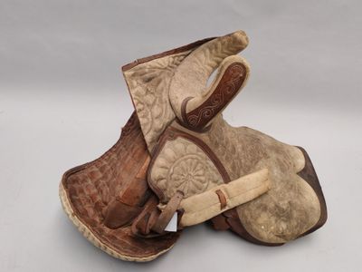 Intéressante SELLE d'amazone de type "anglaise" en cuir et d…