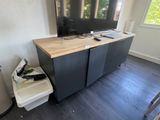 une photo d'un téléviseur à écran plat dans un salon