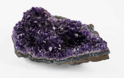 un gros plan d'un morceau d'améthorate sur une surface blanche