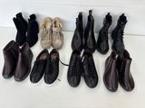 Plusieurs paires de chaussures sont alignées sur une surface blanche
