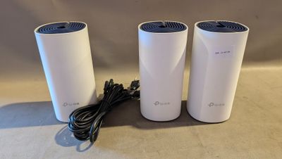 trois LinkStations blanches posées les unes à côté des autres sur une table