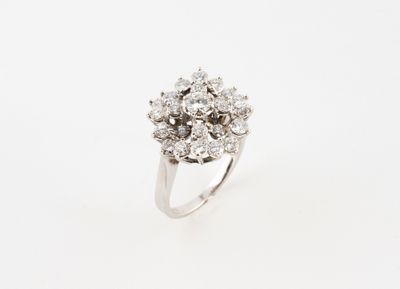 une image d'un anneau en forme de grappe de diamants sur un fond blanc