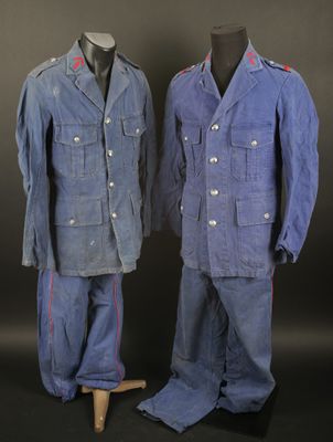 une paire d'uniformes portés par les soldats de la Seconde Guerre mondiale