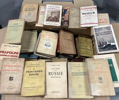 un grand nombre de livres posés sur une table