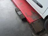 une voiture blanche garée dans un garage