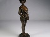 statue en bronze d'une femme tenant un oiseau sur un socle en marbre