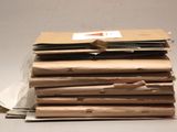 une pile d'enveloppes marron empilées les unes sur les autres