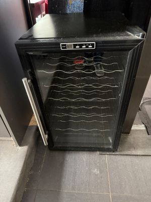 une photo d'un réfrigérateur noir dans une cuisine