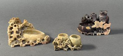 CHINE Lot de trois BRULE-PARFUMS et ENCRIERS en pierre dure.