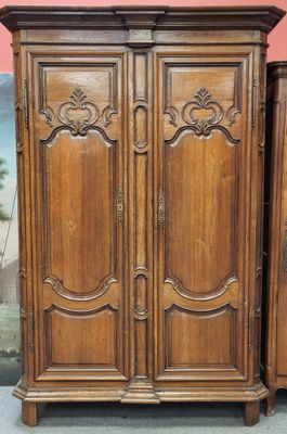 paire d'armoires françaises anciennes aux portes en bois sculpté