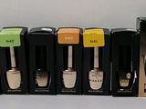 beaucoup de stylos alignés en rangée
