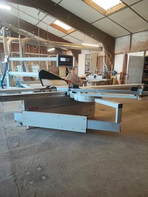 une machine qui découpe un morceau de bois dans un bâtiment