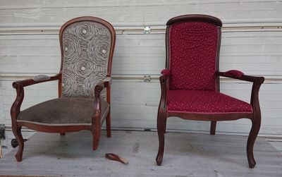 deux chaises placées l'une à côté de l'autre dans un garage
