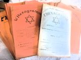 de nombreux livres posés sur une table