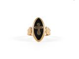 l'image d'une bague en or ornée d'une croix