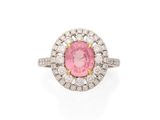 une bague en tourmaline rose et diamant