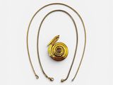 un collier plaqué or orné d'un motif en spirale sur une chaîne