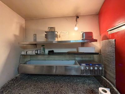une photo d'une cuisine avec une cuisinière et un plan de travail