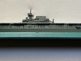une maquette de bateau posée sur une étagère fixée au mur